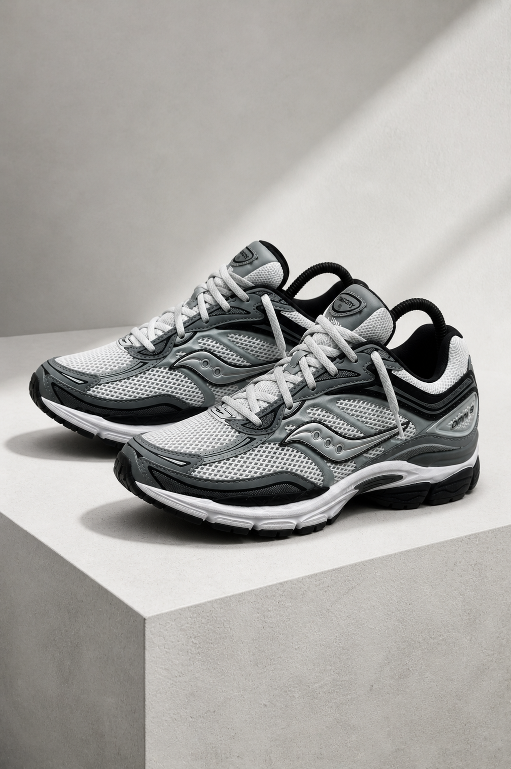SAUCONY