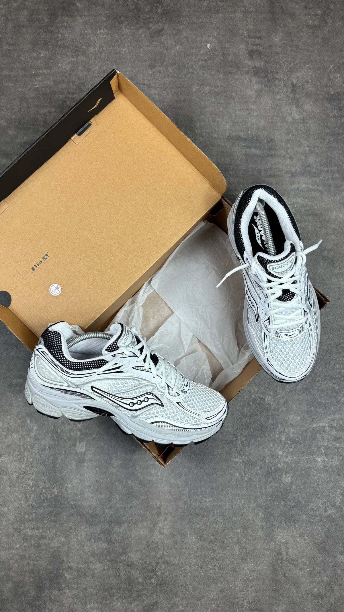 SAUCONY OMNI 09 “White / Black”